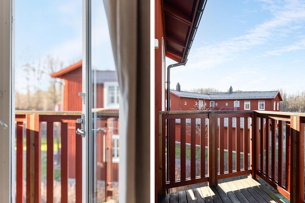 Utgång till balkong från vardagsrum