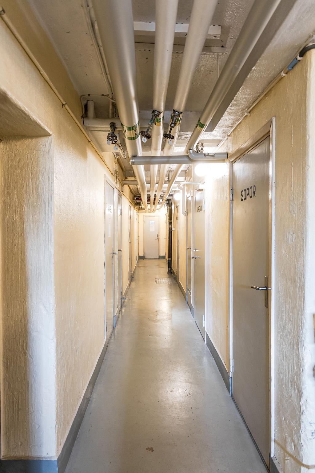 Mot tvättstuga i grannhuset