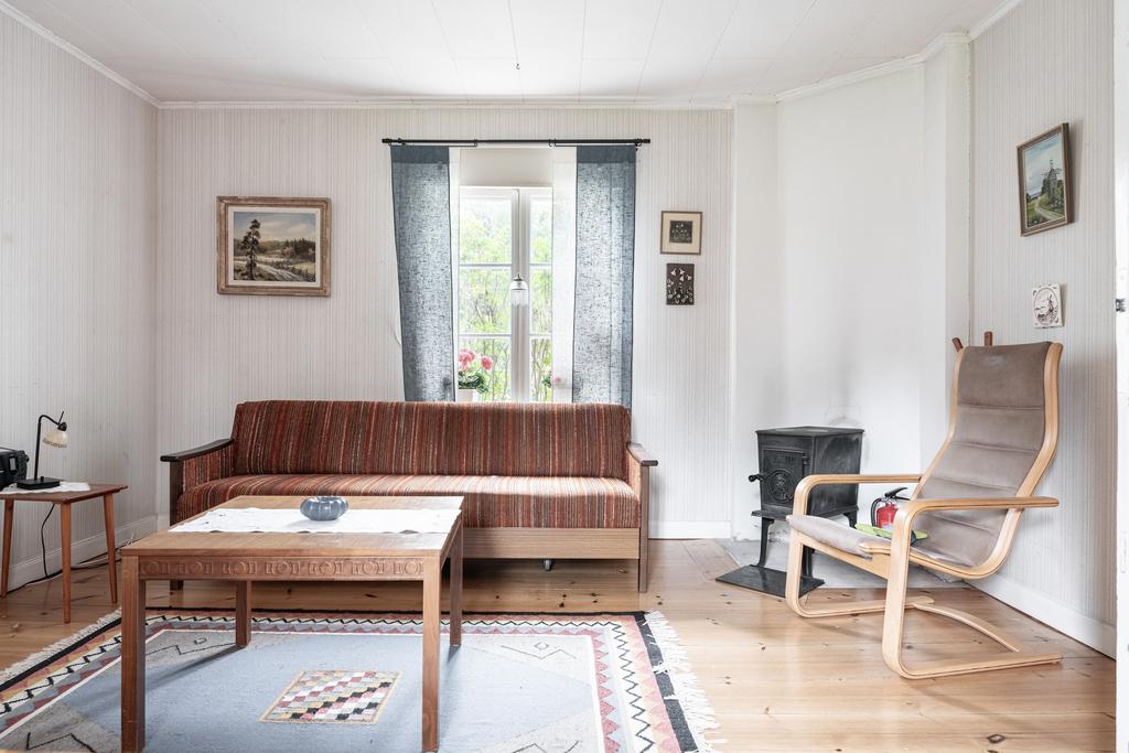 Vardagsrum med en braskamin 