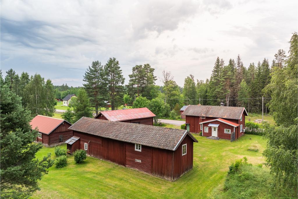 Goda förvaringsmöjligheter i gårdens uthus och lador!
