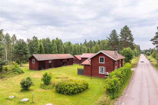 Uppsälje 3- ett välbevarat boningshus på en fin gård med möjligheter. 