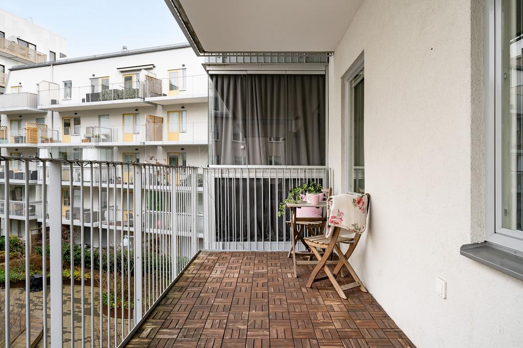 Rymlig balkong med utsikt mot innergården