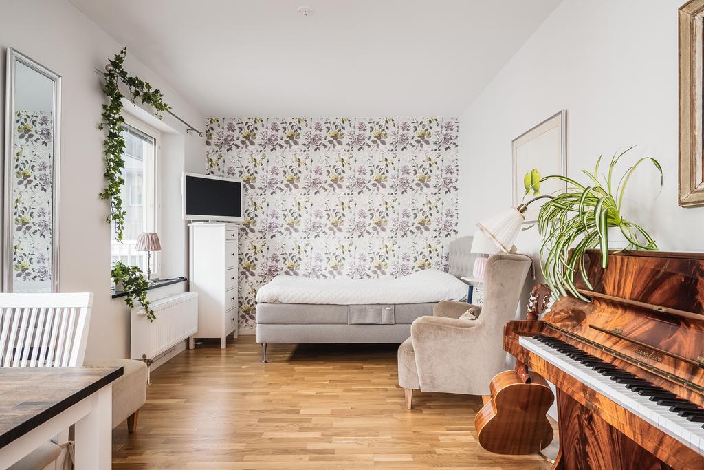 Allrum med fondvägg