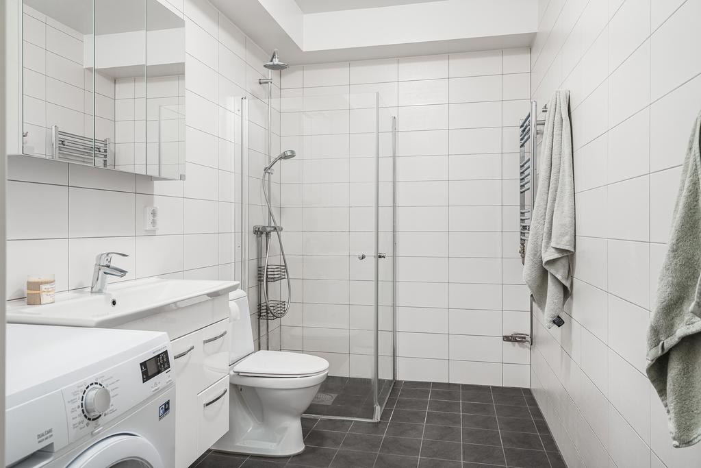 Helkaklat duschrum med tvättmaskin