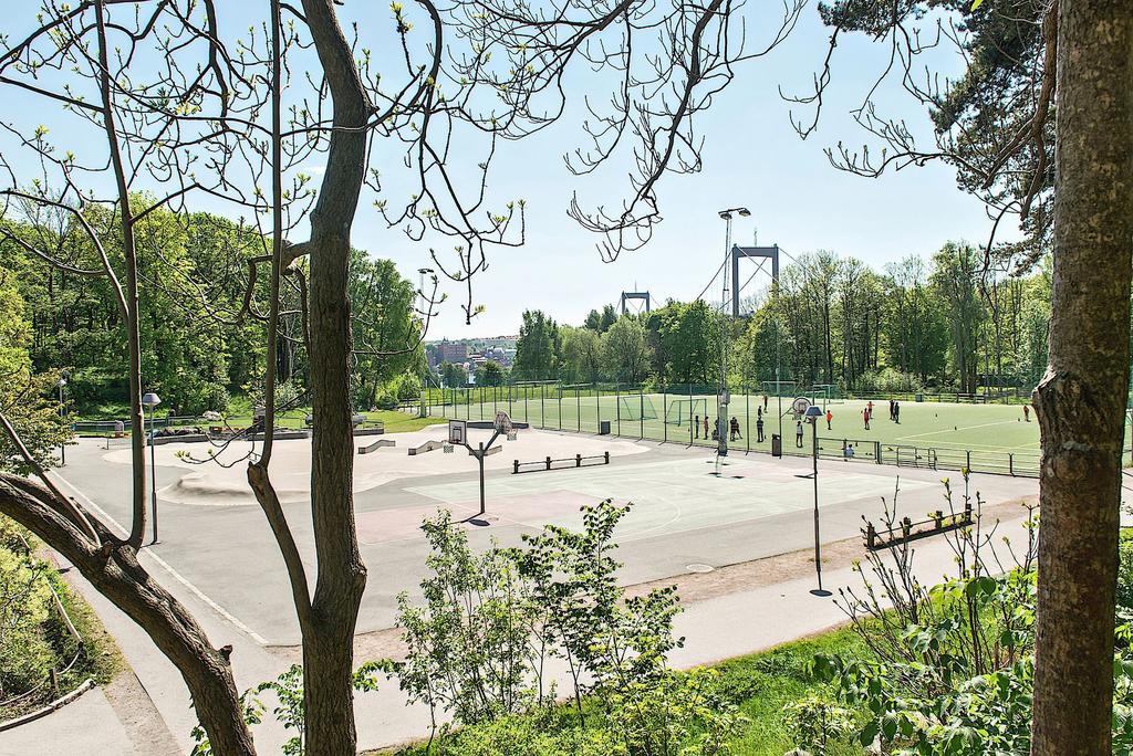 Nära bostaden ligger Färjenäsparken med såväl utegrym, fotbollsplaner samt en stor lekplats för barnen och fina grönområden med promenadstigar. 