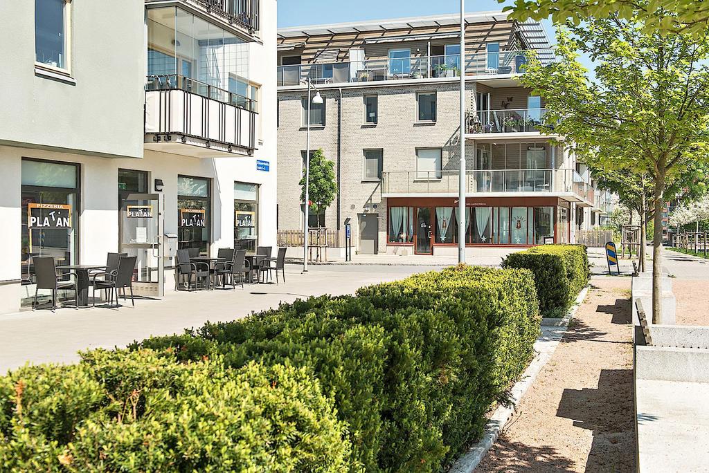 Precis utanför dörren finns bland annat en pizzeria med uteservering på sommaren