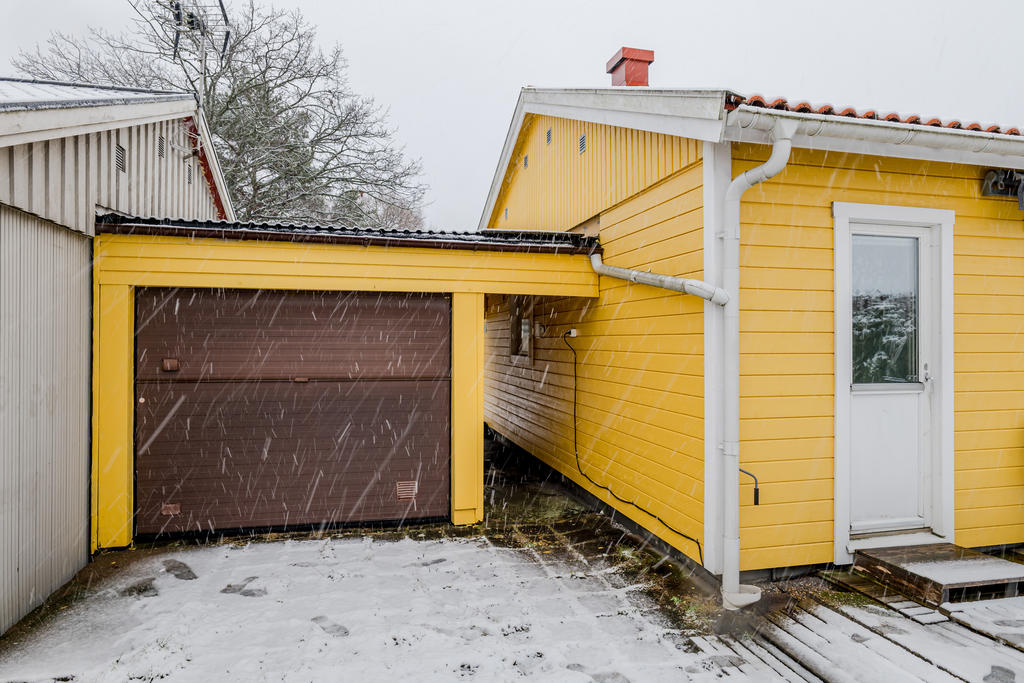 Garaget har även port mot baksidan