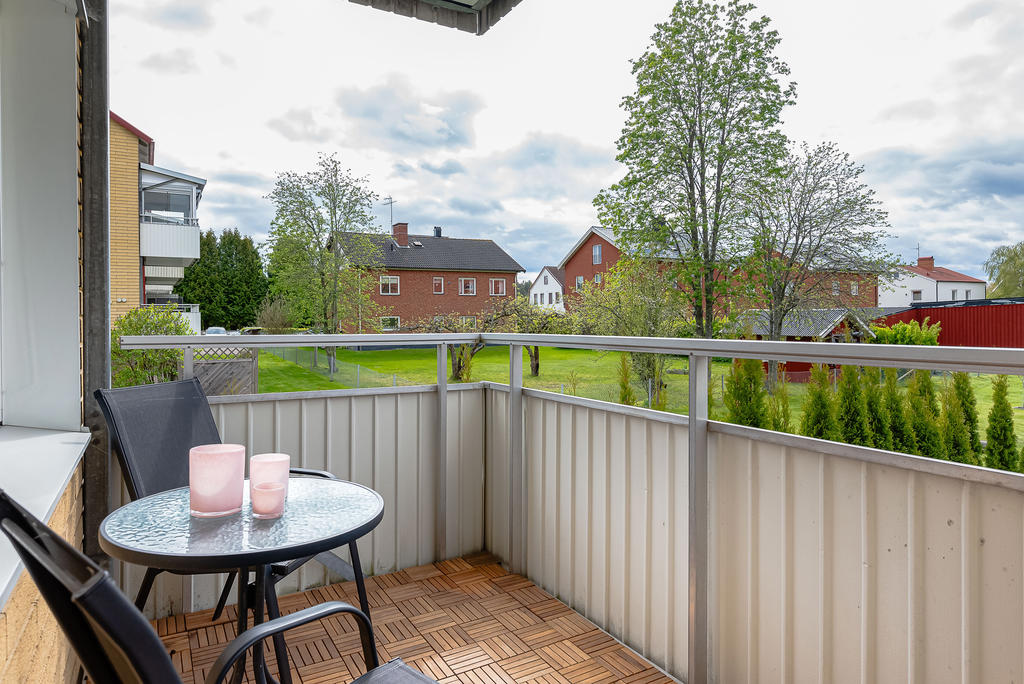 Balkong i västerläge med sol från lunch