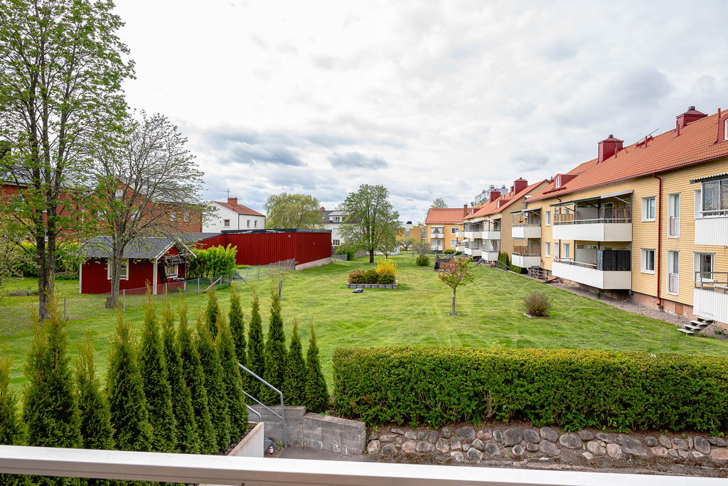 Bästa läget i huset med föreningens trädgård precis utanför