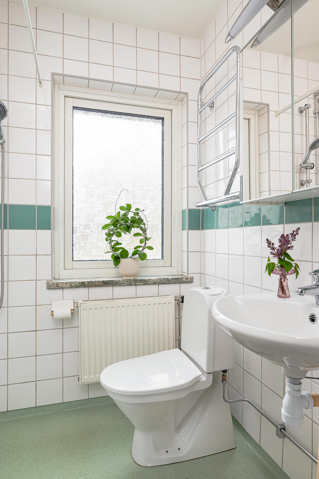 Trivsamt ljusinsläpp från det stora fönstret, wc, tvättställ och handdukstork