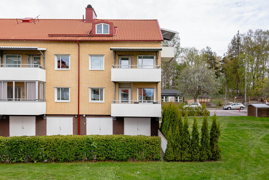 Lägenheten ligger på första våningen precis invid trädgården