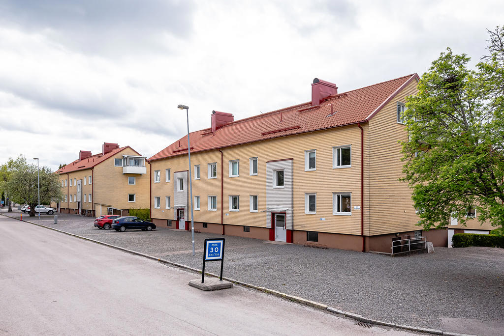 Utmed en mindre gata på öster nära skola och sjukhuset