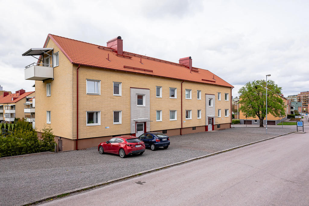 Parkeringsplatser för medlemmar på husets framsida