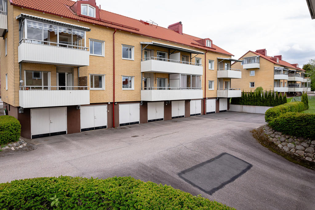 Garage för medlemmar på husets baksida (separat kö)
