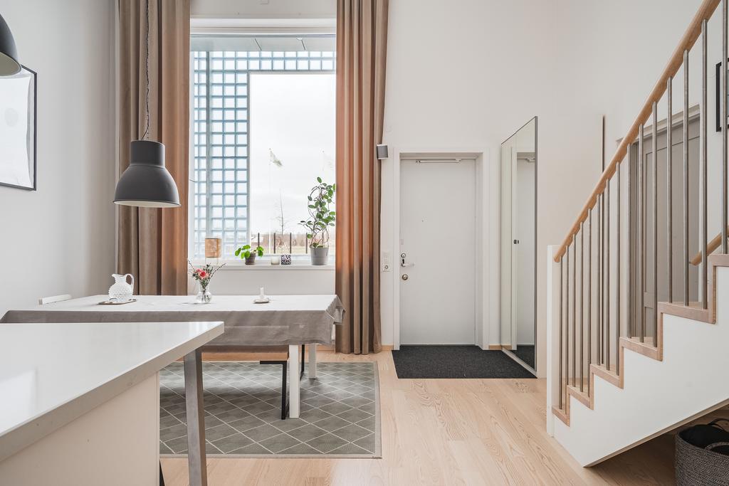 Luftig planlösning med högt i tak