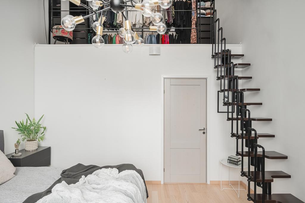 Loft i sovrummet med klädförvaring