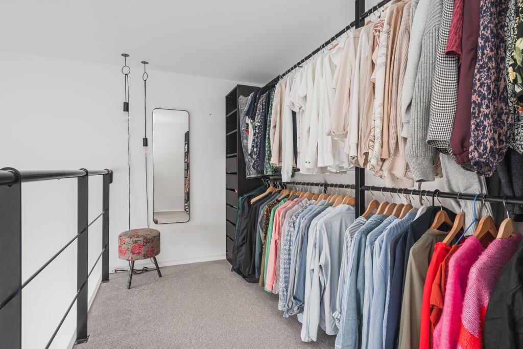 Klädförvaring med heltäckningsmatta