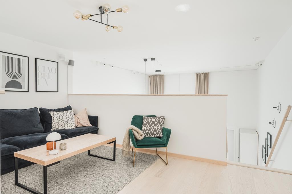 Mysigt vardagsrum på övre plan