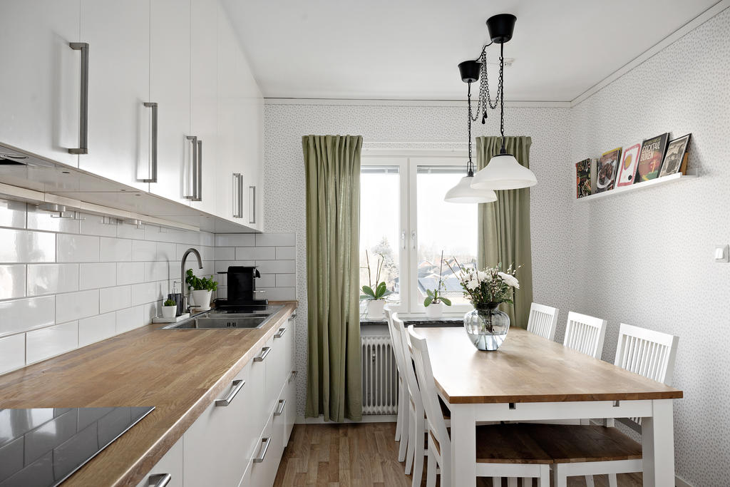 Trevligt kök med gott om utrymme för matplats vid fönstret.