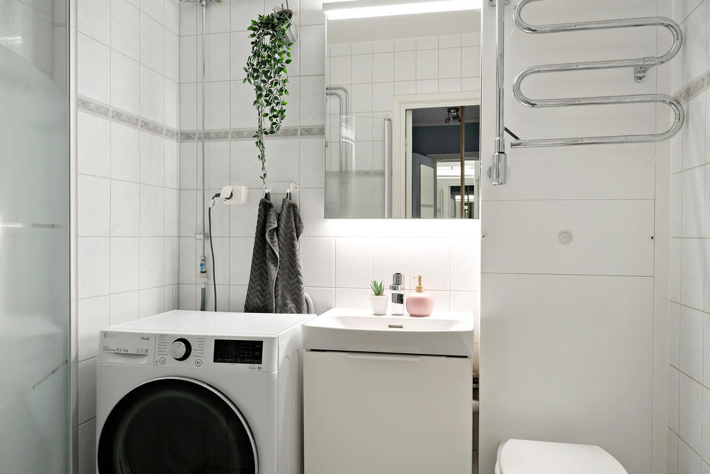 Fräscht badrum med tvättmaskin.