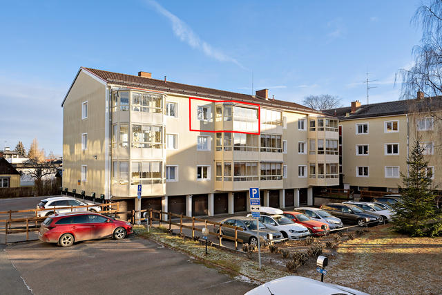 Här bor du högst upp i huset utan någon granne ovanför dig och med soligt läge på balkongen.