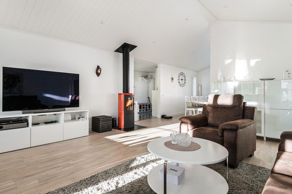 Ryggåstak med infällda och dimbara spotlights i tak och fönstersmyg
