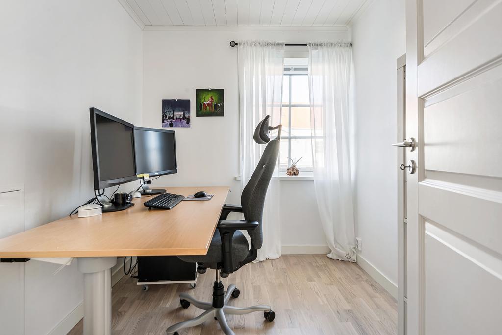 Sovrum 2 är en klädkammare som idag används som kontor
