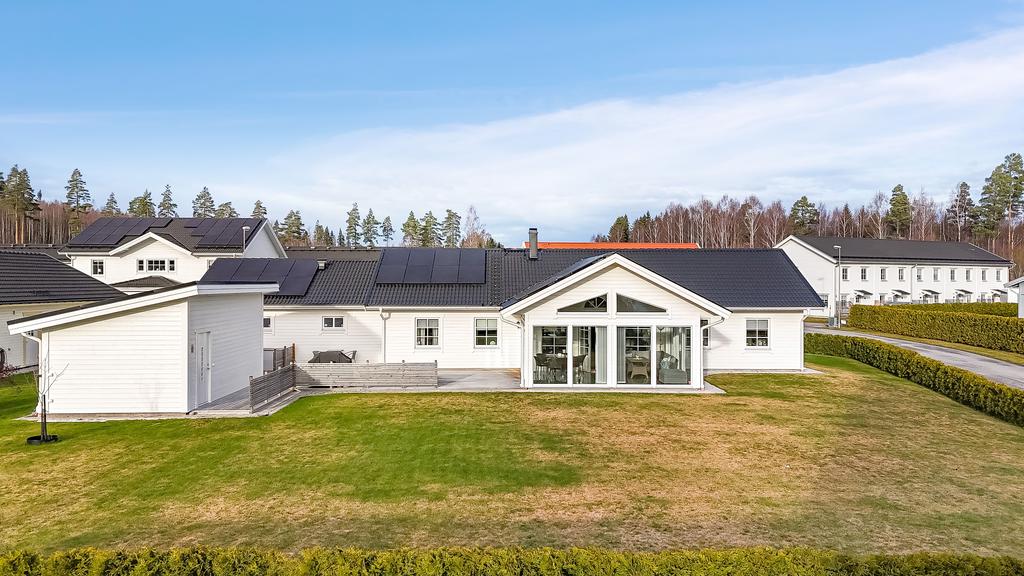 Generöst tralldäck och stor gräsmatta med plats för mycket lek 