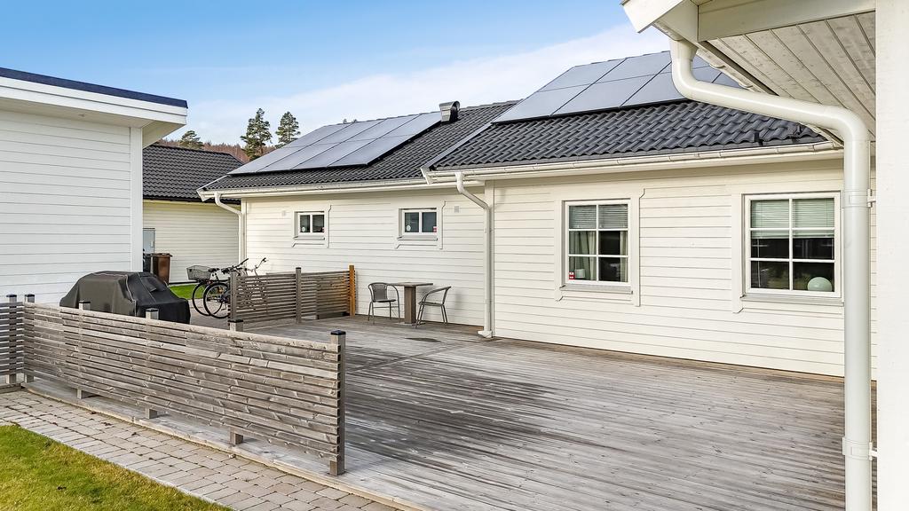 Soldäcket är skyddat mellan tre husknoppar som skapar insynsskydd och mycket behagligt om det kommer lite vindar