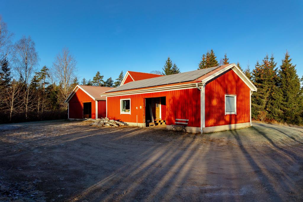 Carport med högre takhöjd  och hobbyrum/sadelkammare