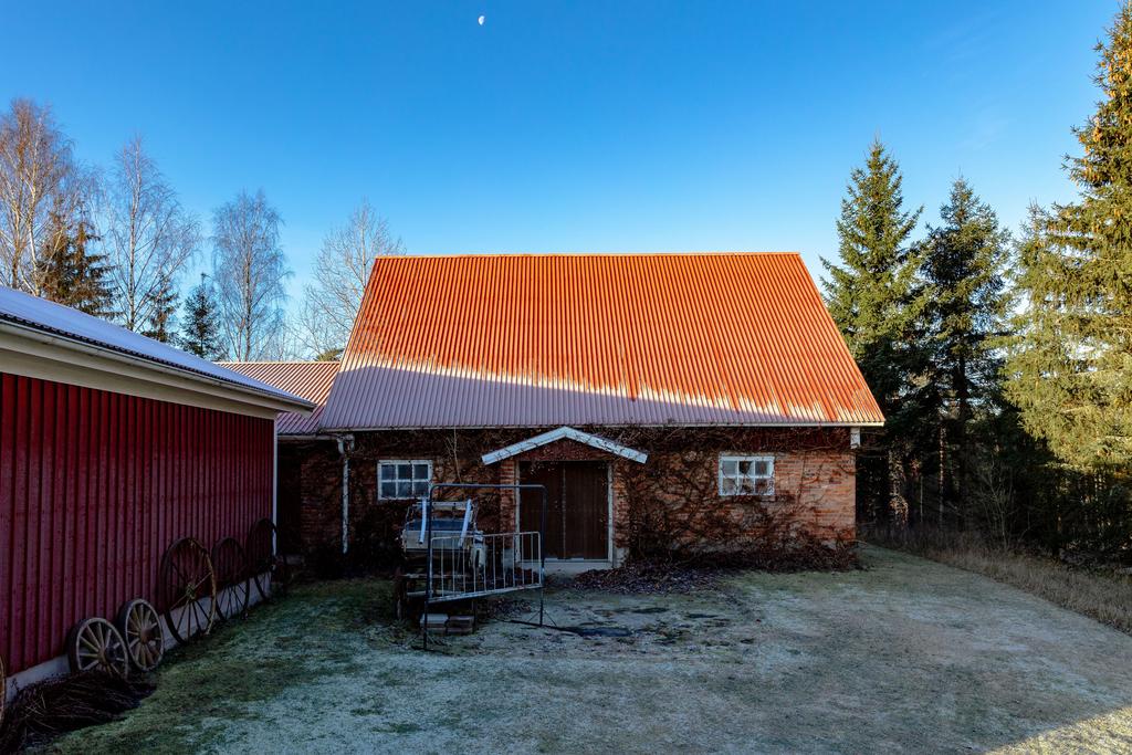 Lada med loge och inredd med 4 boxar och vidbyggd dubbel carport