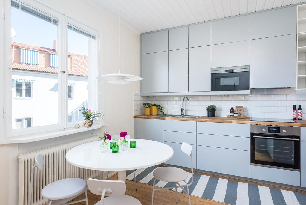 Trivsamt kök med plats för matbord 