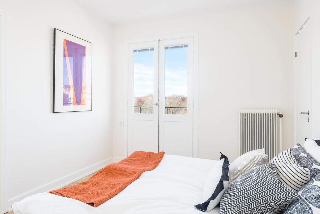 Ljust sovrum med utgång till balkong 