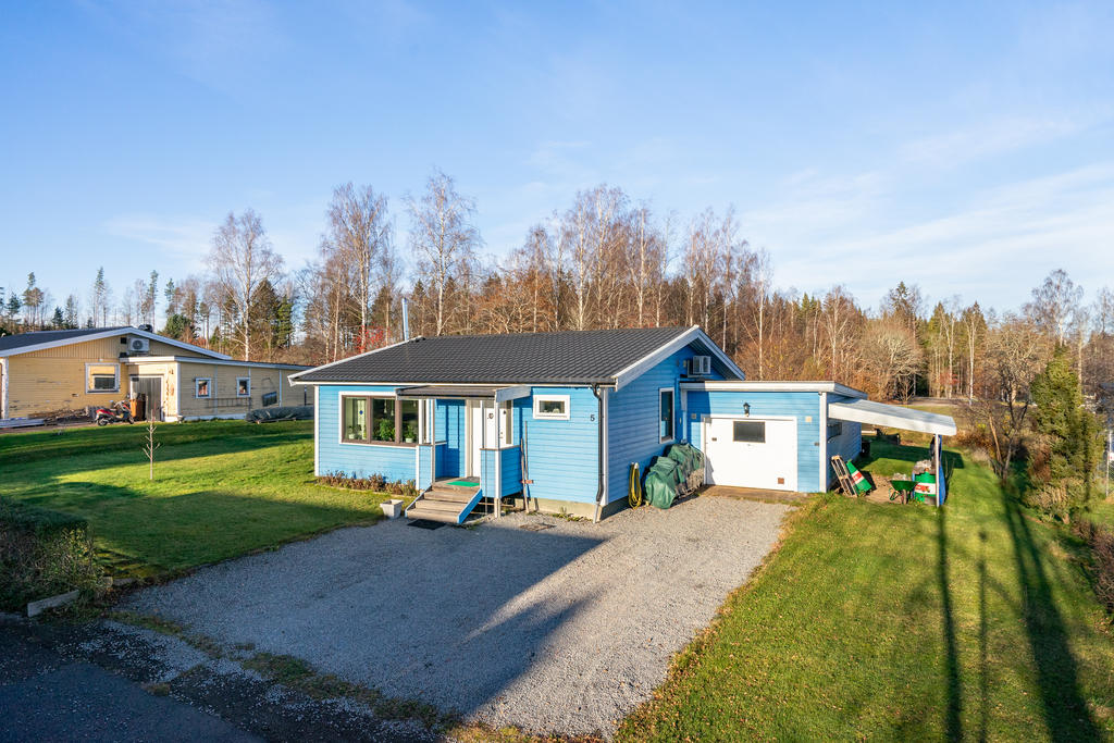 Garage och carport i anslutning till huset. 