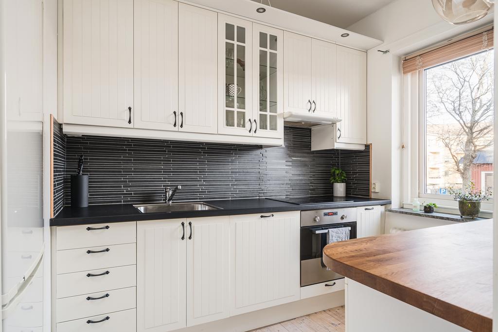 Hemtrevligt kök med vitrinskåp