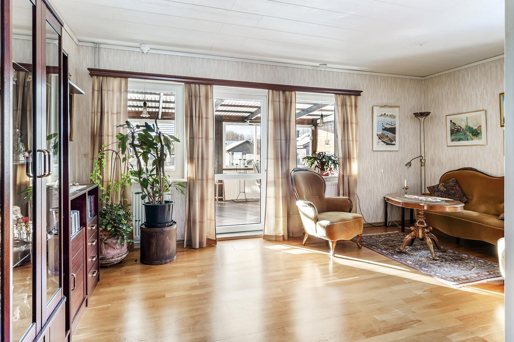 Vardagsrum med utgång till altan