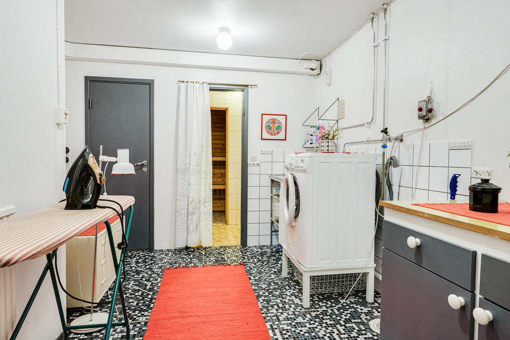 Tvättrum - Ingång till förrådsrum och bastu.