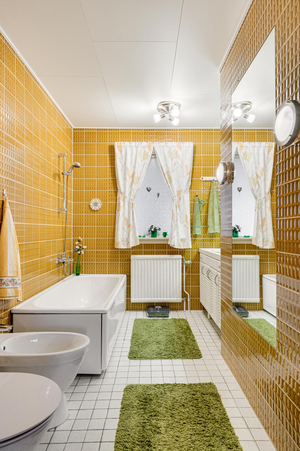 Badrum - med WC, badkar, bidé, tvättställ med kommod och fläkt.