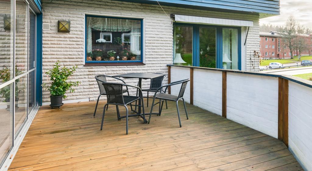 Veranda med gott om plats för utemöbler.