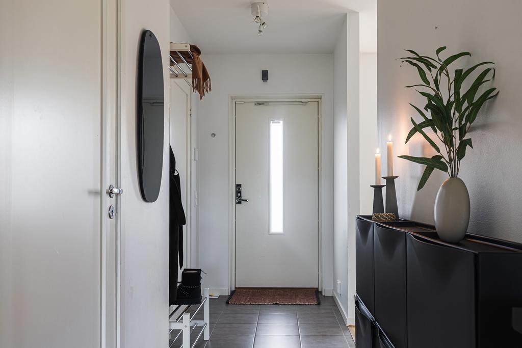 Praktisk hall med klinkersgolv