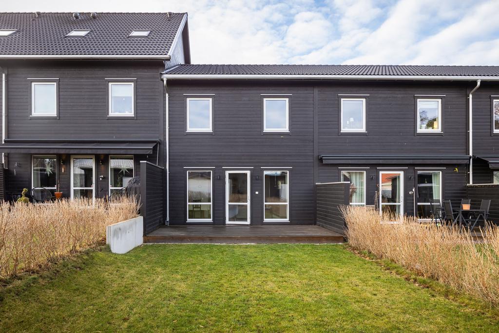 Baksida, trädgård och altan