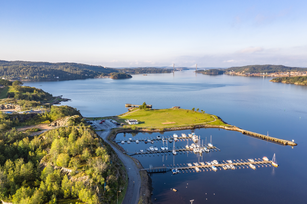 Svenskholmen finns inom promenadavstånd som är en populär badplats