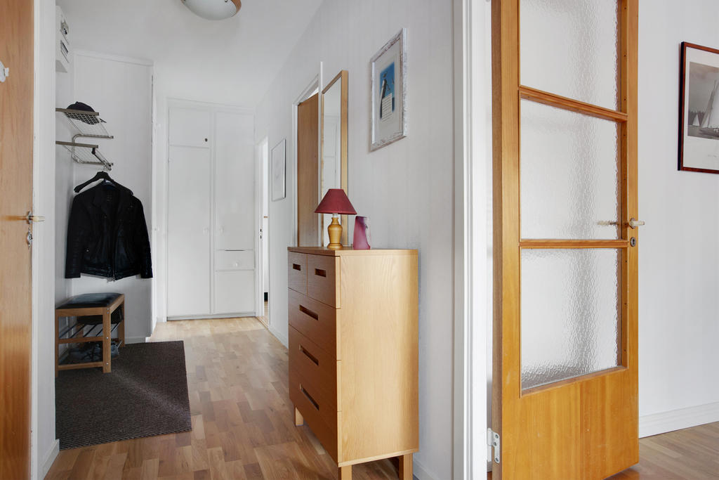 Hall med plats för avhängning och förvaring i de inbyggda garderoberna