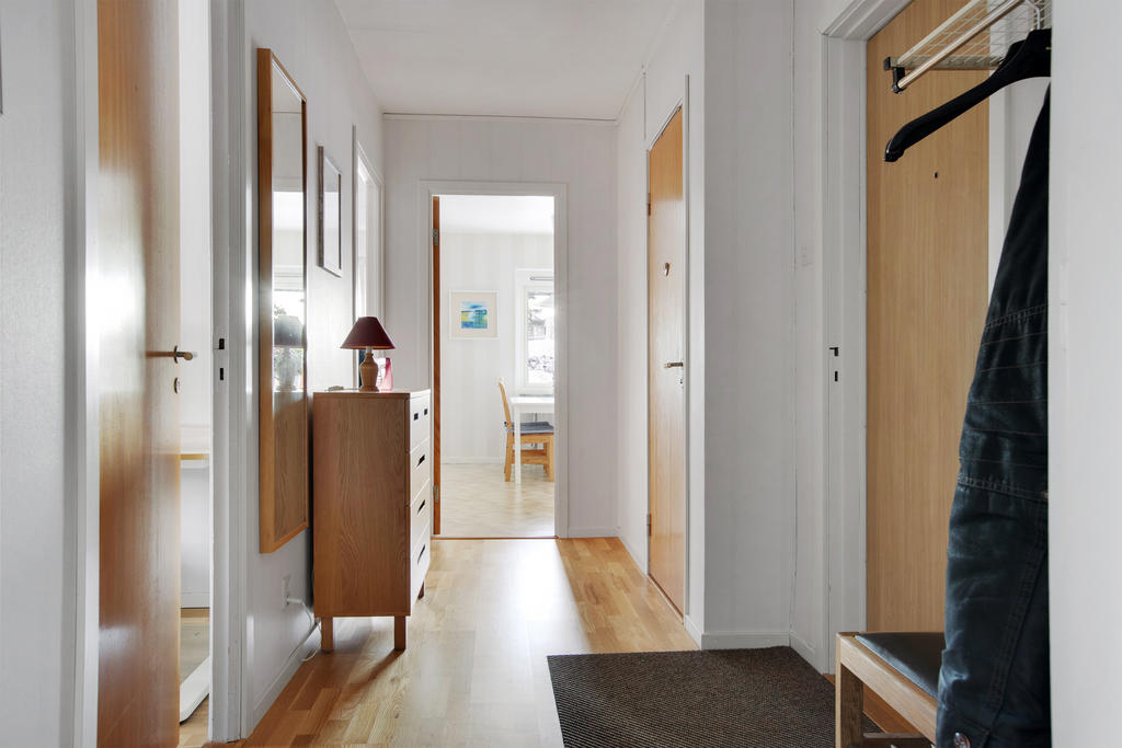 Vy från hall mot köket