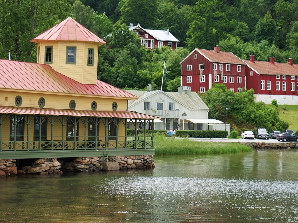 Via den fina Strandpromenaden når ni Gustafsberg med Konditori Snäckan