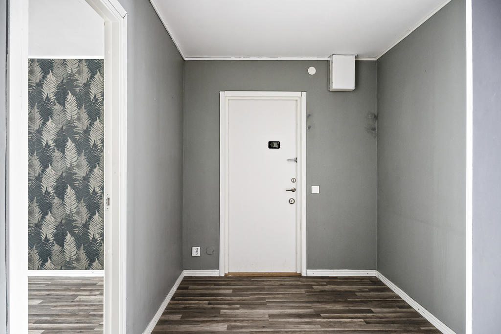 Rymlig hall med plats för både avhängning och garderober.