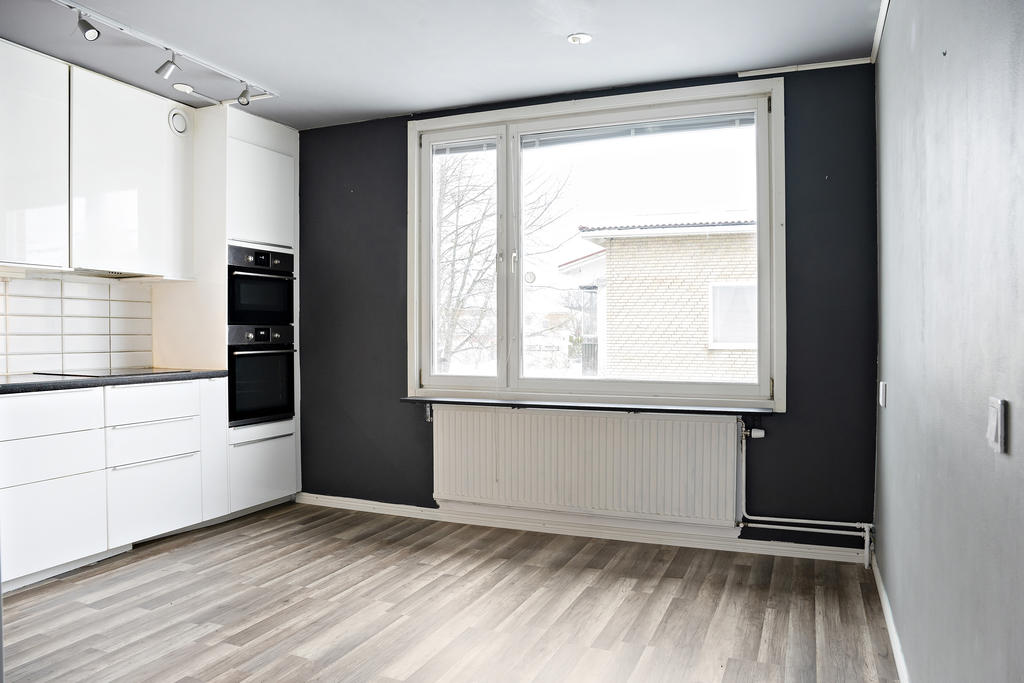 Gott om plats för matgrupp i köket.