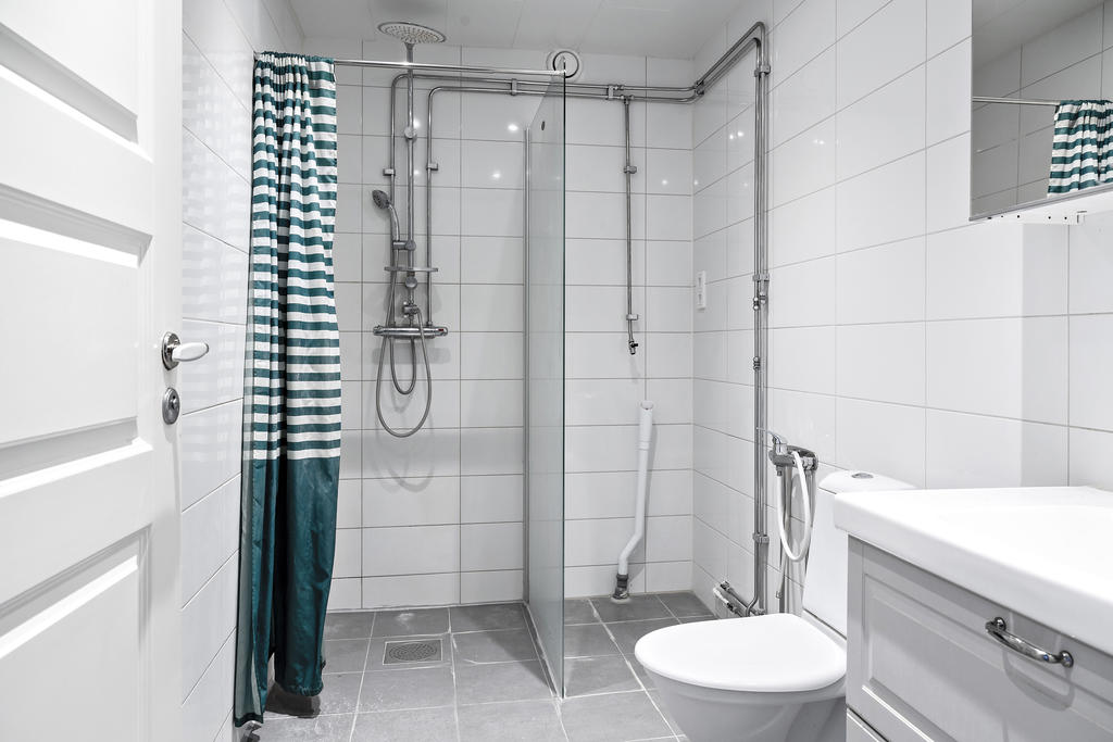 Badrummet renoverades 2018 och är även förberett för installation av tvättmaskin.