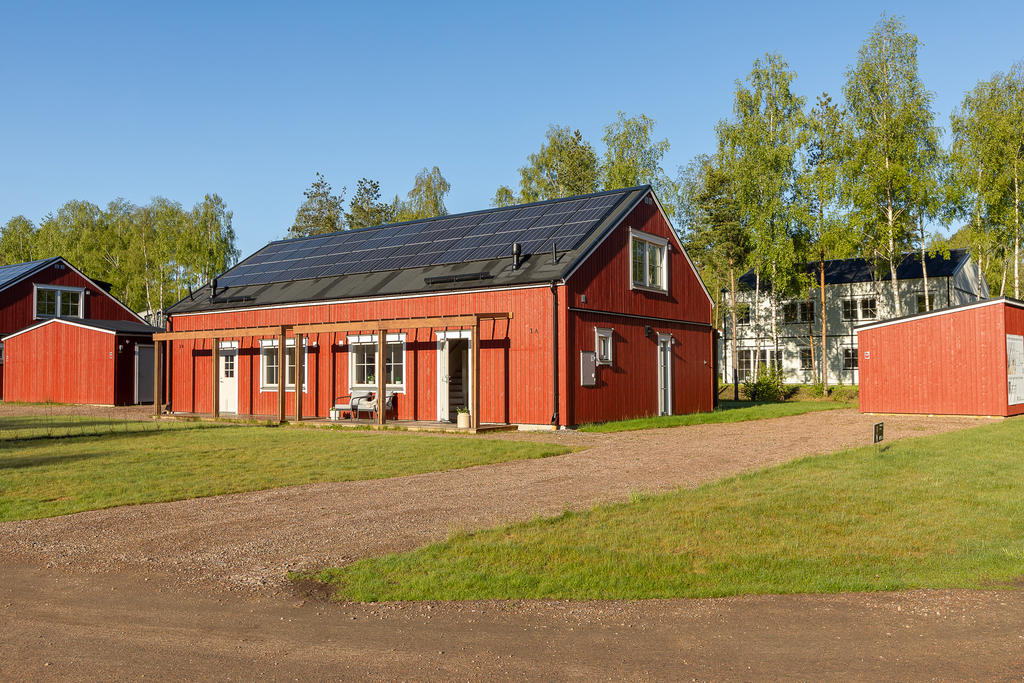 Välkommen till Nässelvägen och det mindre parhuset med 4 rok och 101 kvm. 