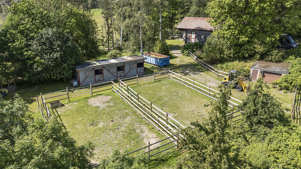 Hagar intill stallet och uteboxar